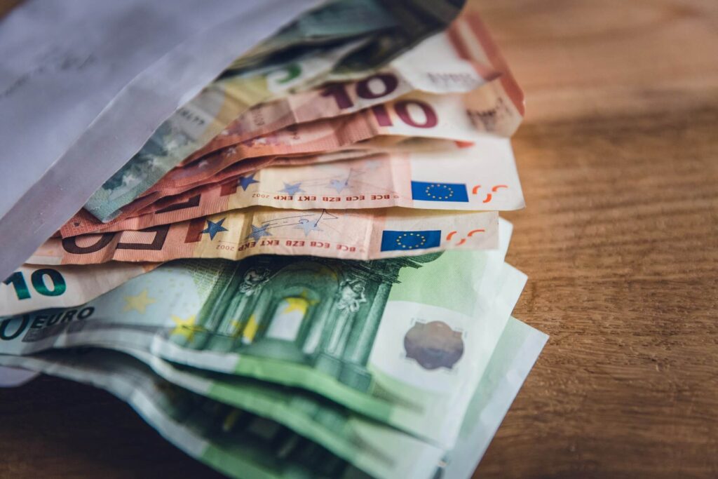Dólar turismo porque é mais caro do que o comercial