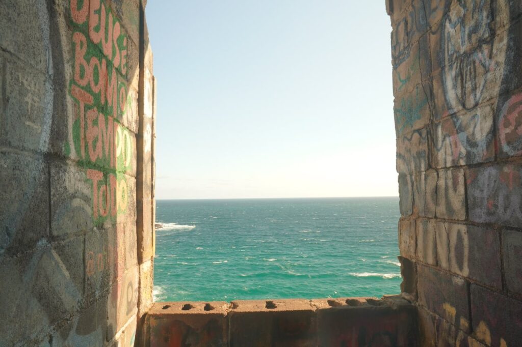 Janela do Paraíso. Vista Vibrante Do Oceano Através Da Moldura De Grafite em Arraial do Cabo
